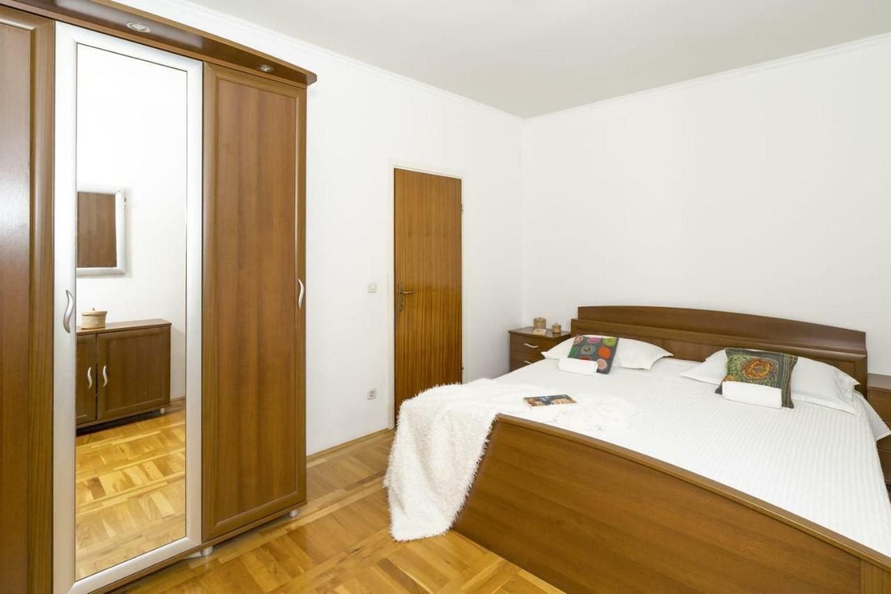 Little Place Near Sea Apartman Apartment Jesenice  Bagian luar foto